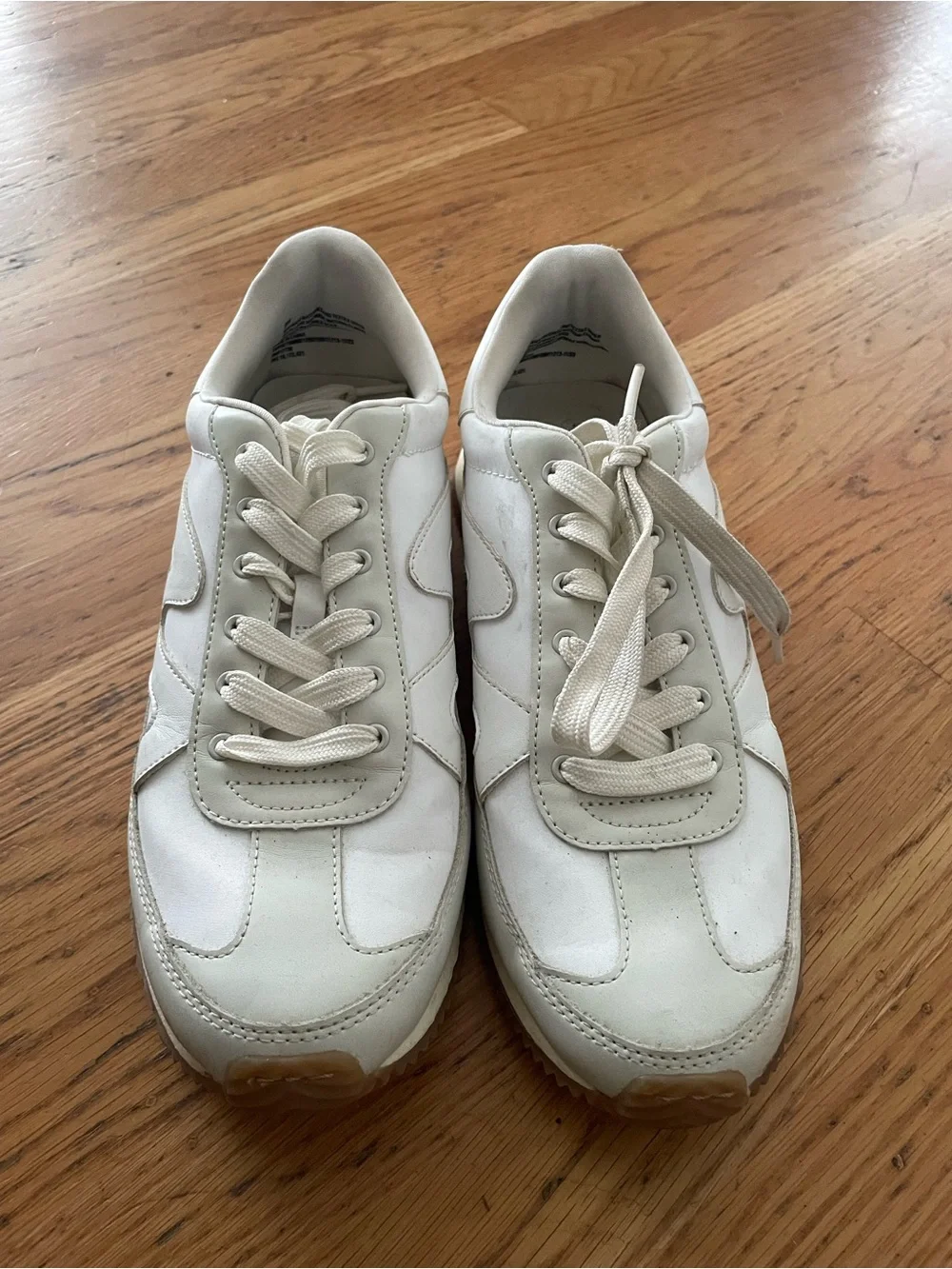 Universal Thread Women Low Top Sneakers